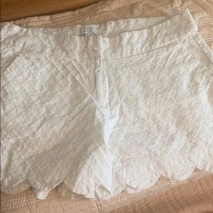 Crown & Ivy Shelby Scalloped Hem Shorts